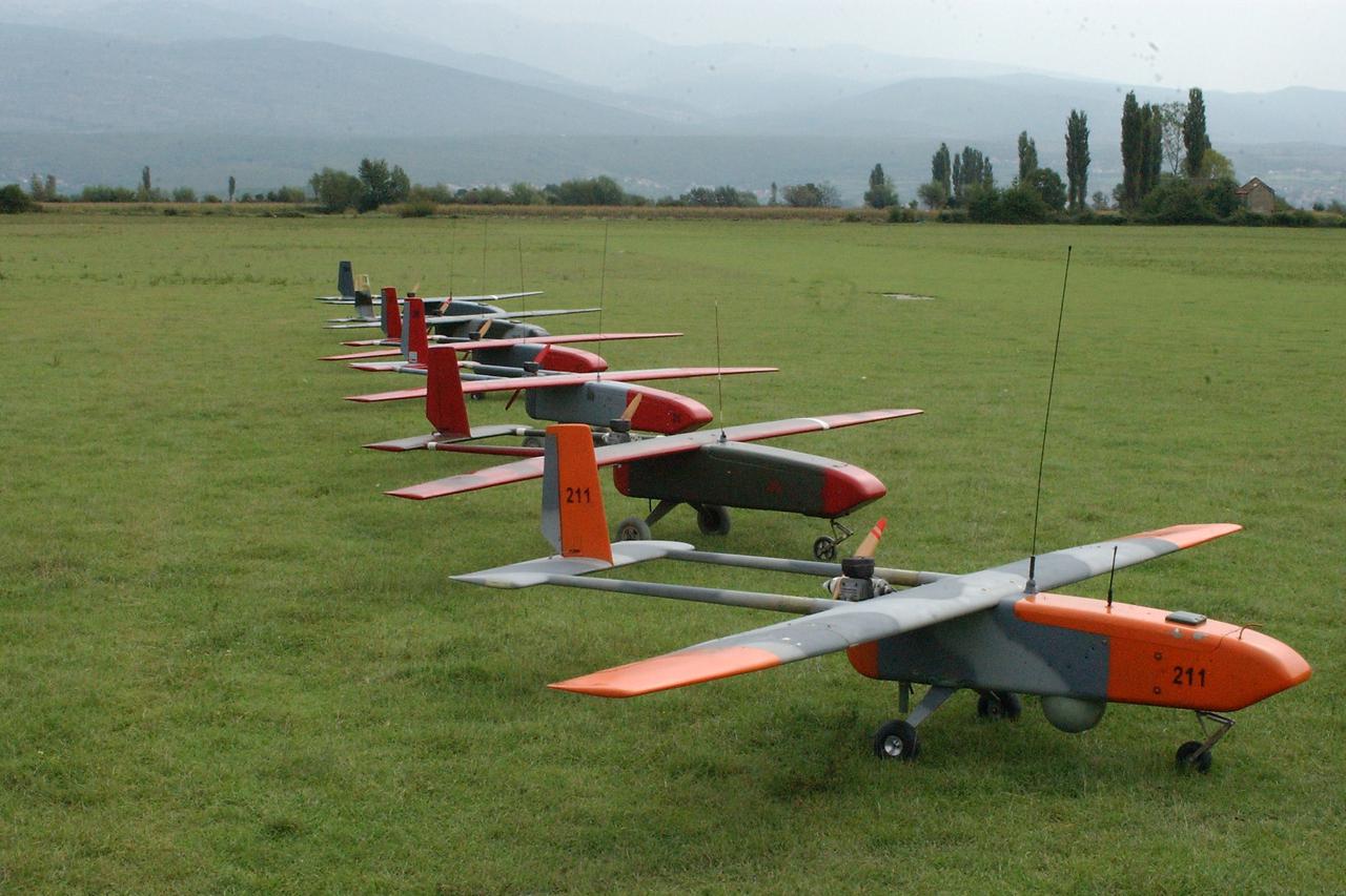 Do sada neobjavljene fotografije iz fonda MORH-a prikazuju održavanje smotre eskadrile letjelica na sinjskom aerodromu i pripadajuća kombi-vozila koja su služila za navođenje