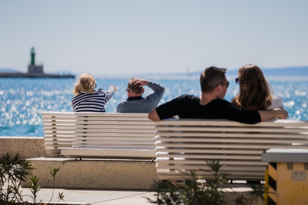 Split: Građani i turisti koriste toplo i sunčano vrijeme za šetnju i istraživanje grada