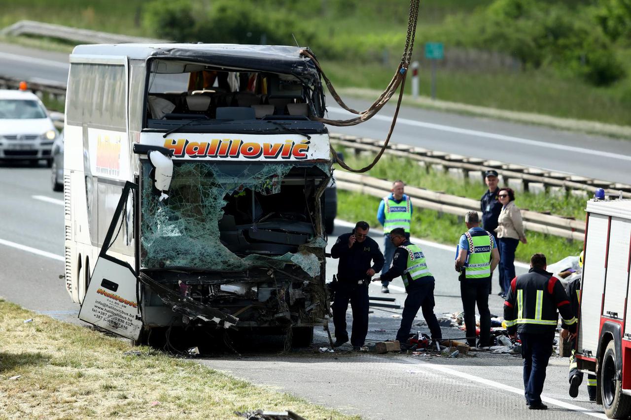U sudaru autobusa i auta na A3 dvije osobe poginule, više ozlijeđenih