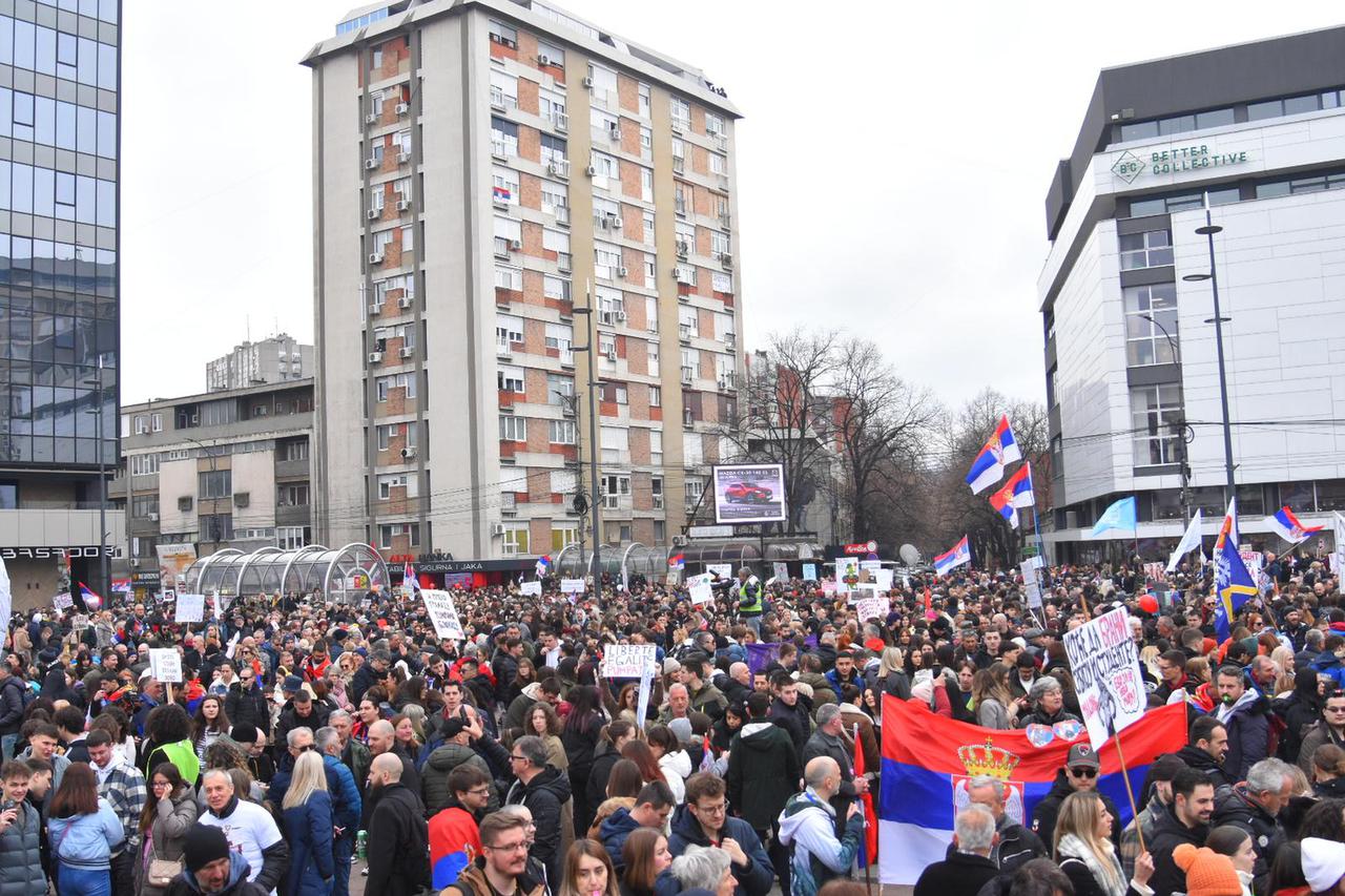 Niš: Studenti i građani nakon prosvjedne šetnje odali počast stradalima u Novom Sadu u padu nadstrešnice