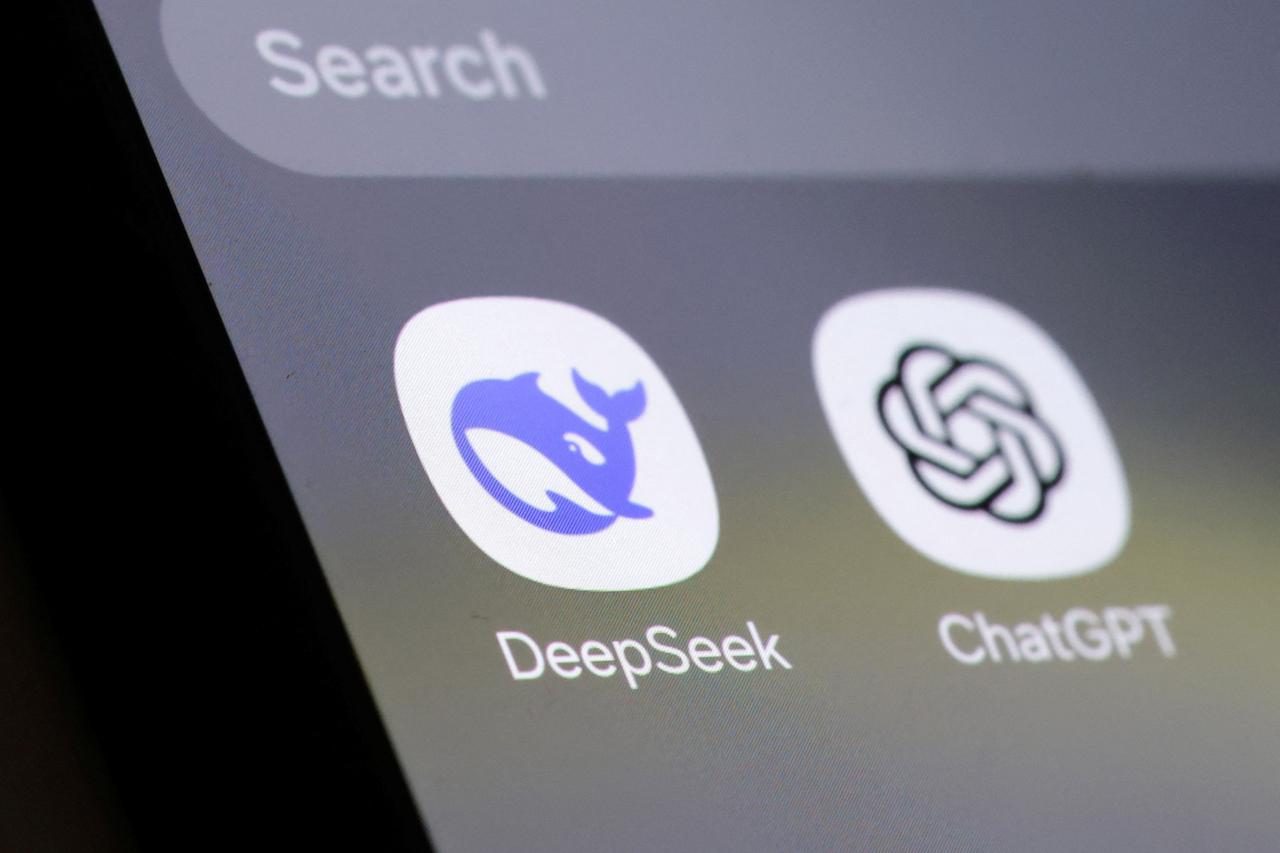 Illustration shows Deepseek and ChatGPT app icons