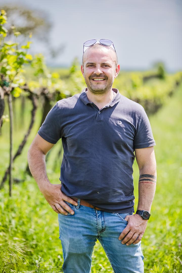 Dame koje mu odluče pisati i bolje ga upoznati na njegovoj farmi očekuje kombinacija rada, zabave i odmora. Kad je o romantici riječ, svoje emocije i ljubav, kaže Josip, najviše iskazuje pažnjom usmjerenom prema voljenoj osobi.