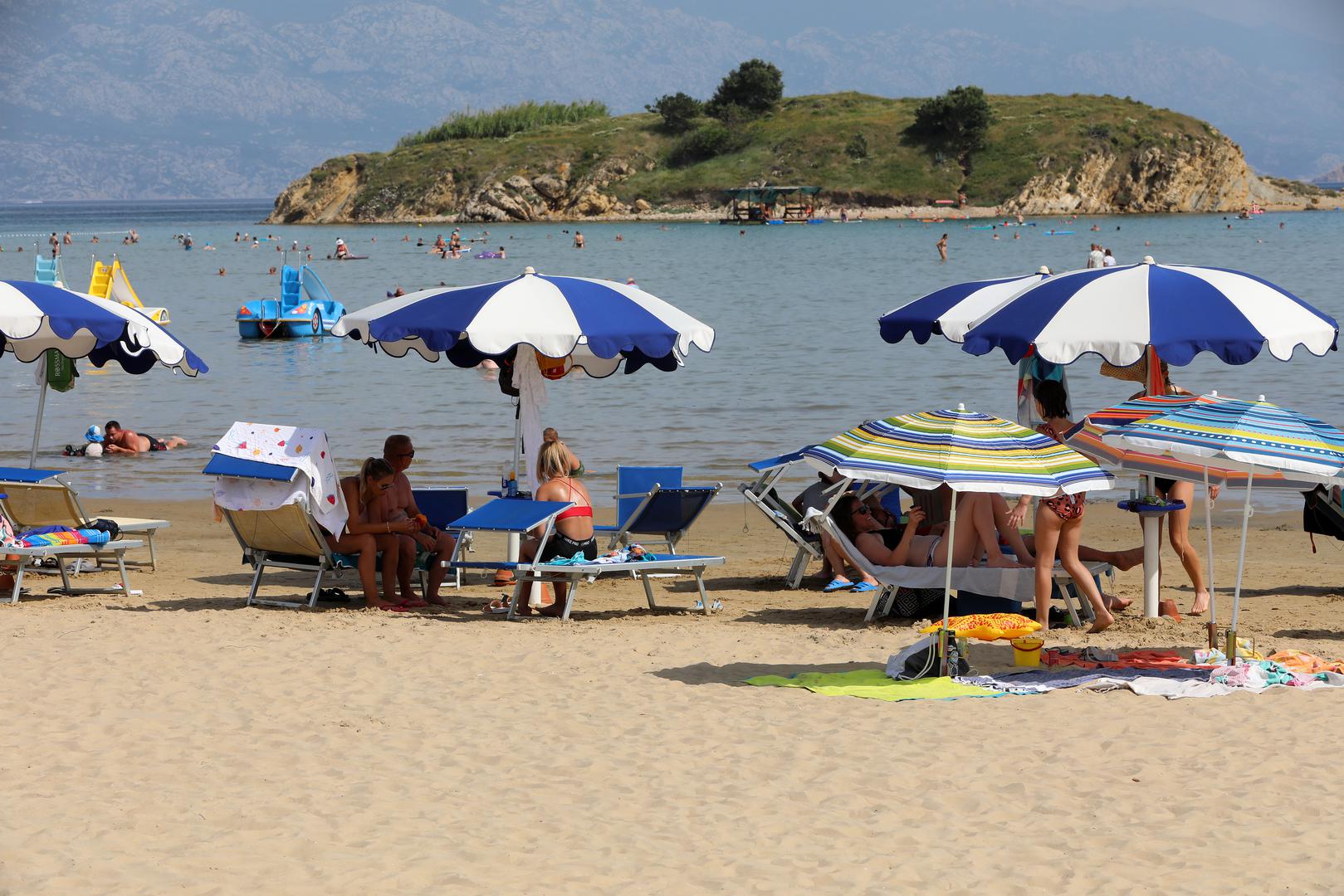Rajska plaža, Lopar, otok Rab: Prostire se na gotovo dva kilometra, a ovo je najveća i najpoznatija pješčana plaža u Loparu. Nagrađena je Plavom zastavom zbog kvalitete vode, očuvanja okoliša i sigurnosti. Čak je dospjela na CNN-ovu listu Top 100 svjetskih plaža. Osim što nudi veliki turistički sadržaj, ako pak imate psa, možete ga odvesti na južni dio plaže.
Rajska plaža je pješčana i plitka, što je idealno za djecu. U blizini se nalazi veliki sportski centar s različitim igralištima i terenima  za tenis, nogomet, košarku, odbojku, mini golf, stolni tenis, ali i vodenim toboganima i raznim vodenim sportovima.