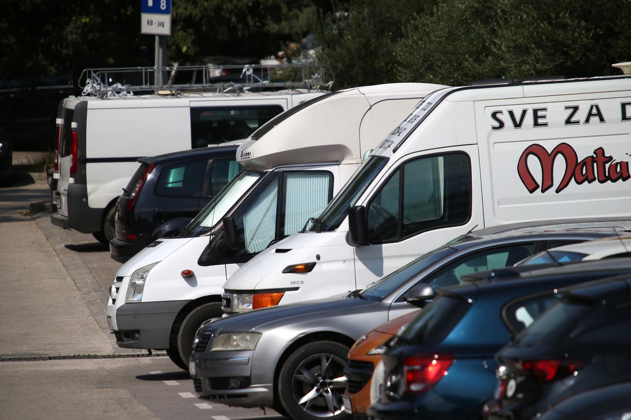 Split: Kamperi i dostavna vozila parkirana na parkiralištu KBC-a Split na Firulama