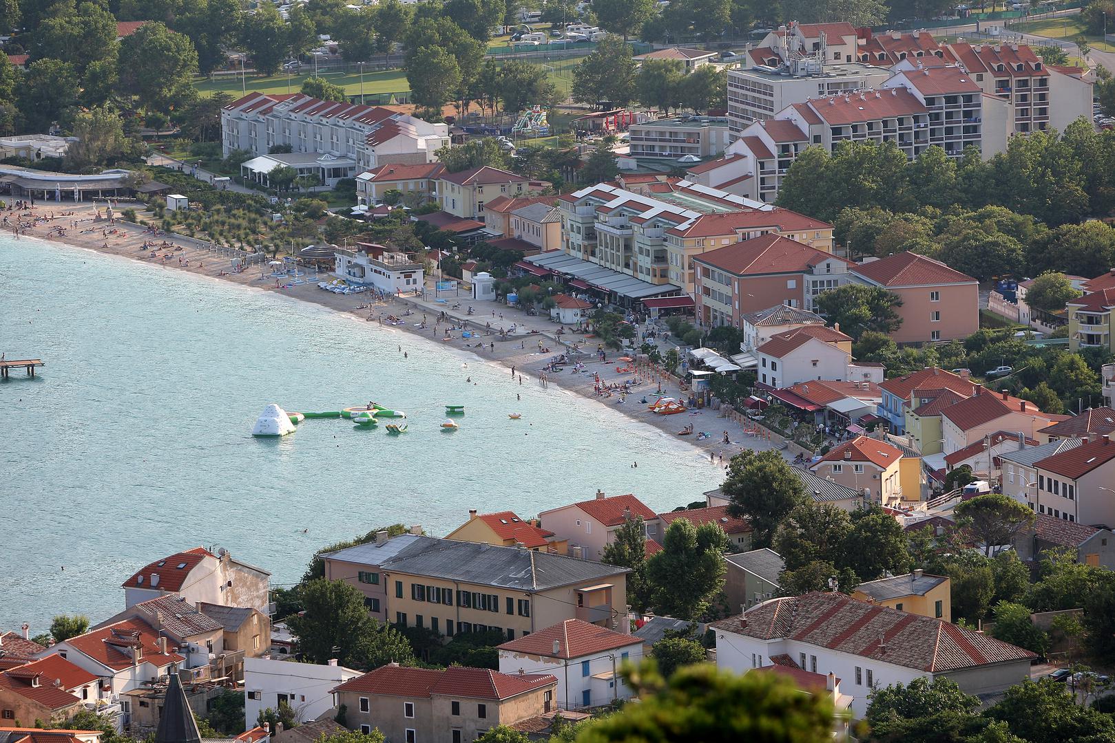 Vela Plaža 
Vela plaža u Baškoj na otoku Krku je šljunčana i pješčana plaža dužine 1800 metara. Odlično je opremljena i prepuna sadržaja, a preporučuje se za mlade ljude, parove, obitelji s djecom, zabavu i sport.