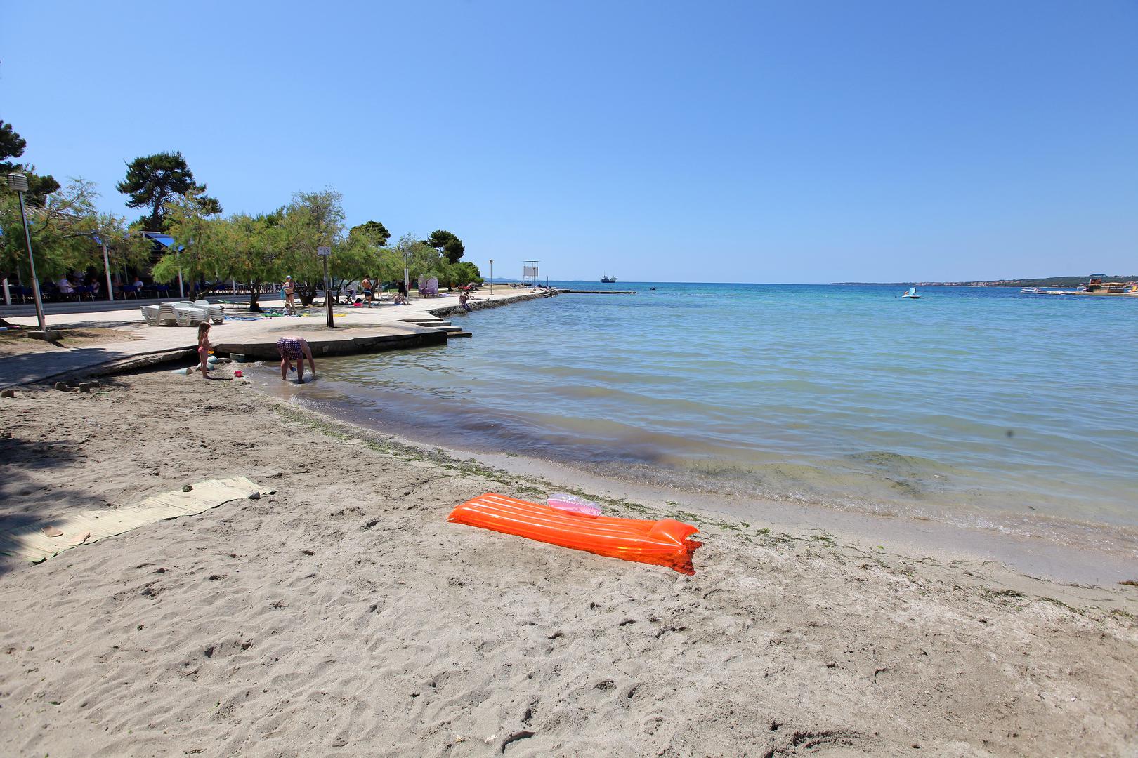 Plaža Borik 
Borik je glavna gradska plaža u Zadru smještena na sjevernom dijelu grada. Uglavnom je šljunčana, ali ima i veliku pješčanu uvalu te betonirani plato. Na plaži se nude različite aktivnosti poput jedrenja na dasci i vožnje jet-skijem. Za djecu i najmlađe, tu su i neizostavne pedaline, vožnja na tubama, banani, parasailing i mnoge druge aktivnosti. 
