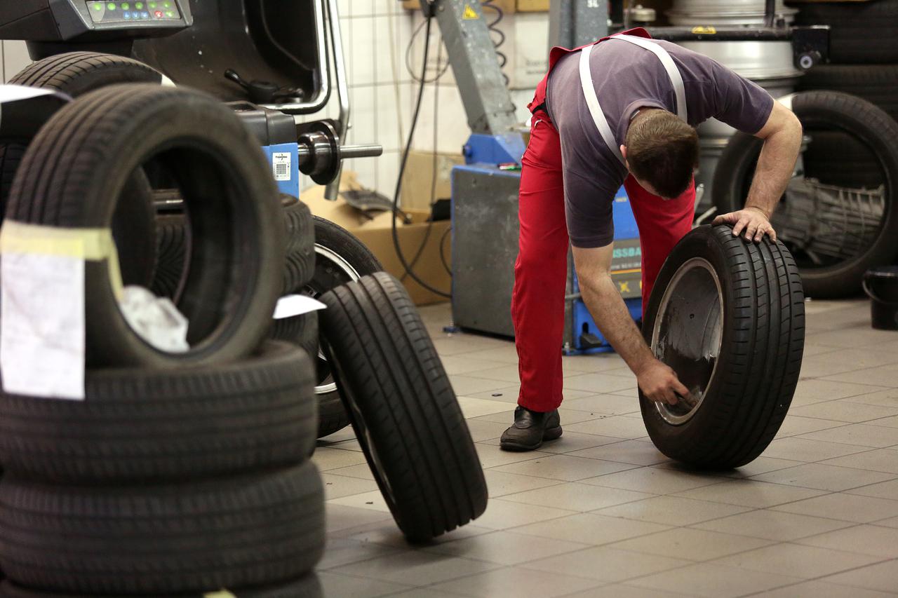 26.05.2015., Zagreb - Promjena automobilskih guma. Photo: Borna Filic/PIXSELL
