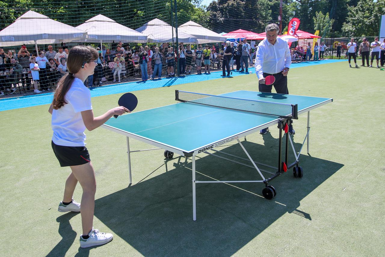 Zagreb: Premijer Plenković zaigrao stolni tenis na Deflimpijskom danu 