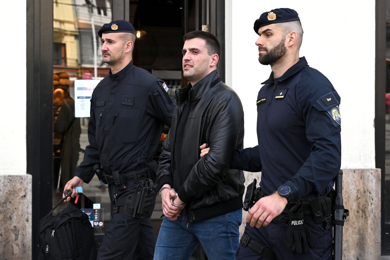Zagreb: Policija na glavnom gradskom Trgu privodi osobu koja je navodno povezana s trgovinom drogom