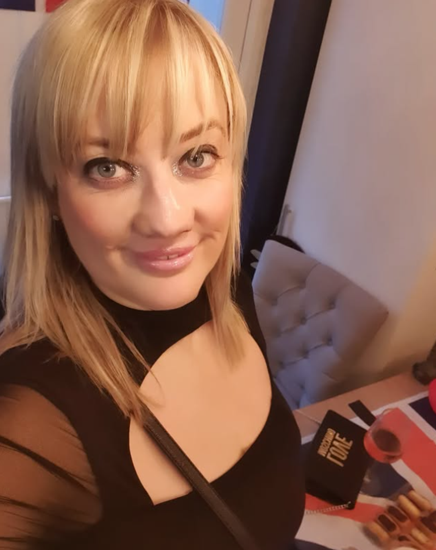 DJ-ica iz Telforda u Engleskoj, Leanne Abeyance (40) odlučila se na putovanje u Tursku u potrazi za jeftinijom opcijom ugradnje novih zubnih implantata. Njezina namjera bila je zamijeniti ljuskice koje je nosila 13 godina, no nije predvidjela komplikacije koje će uslijediti.