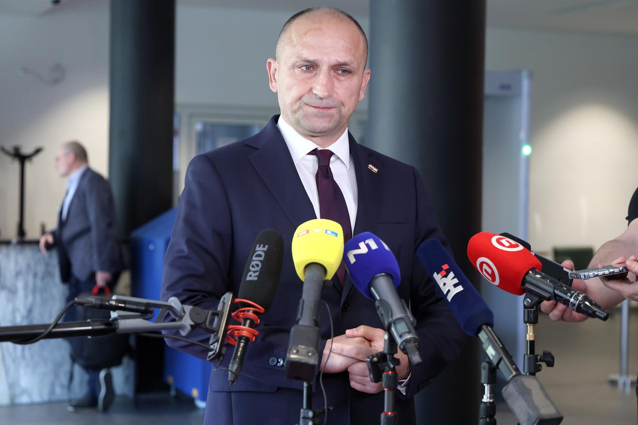Zagreb: Izjava za medije ministra obrane Ivana Anušića uoči sjednice Sabora
