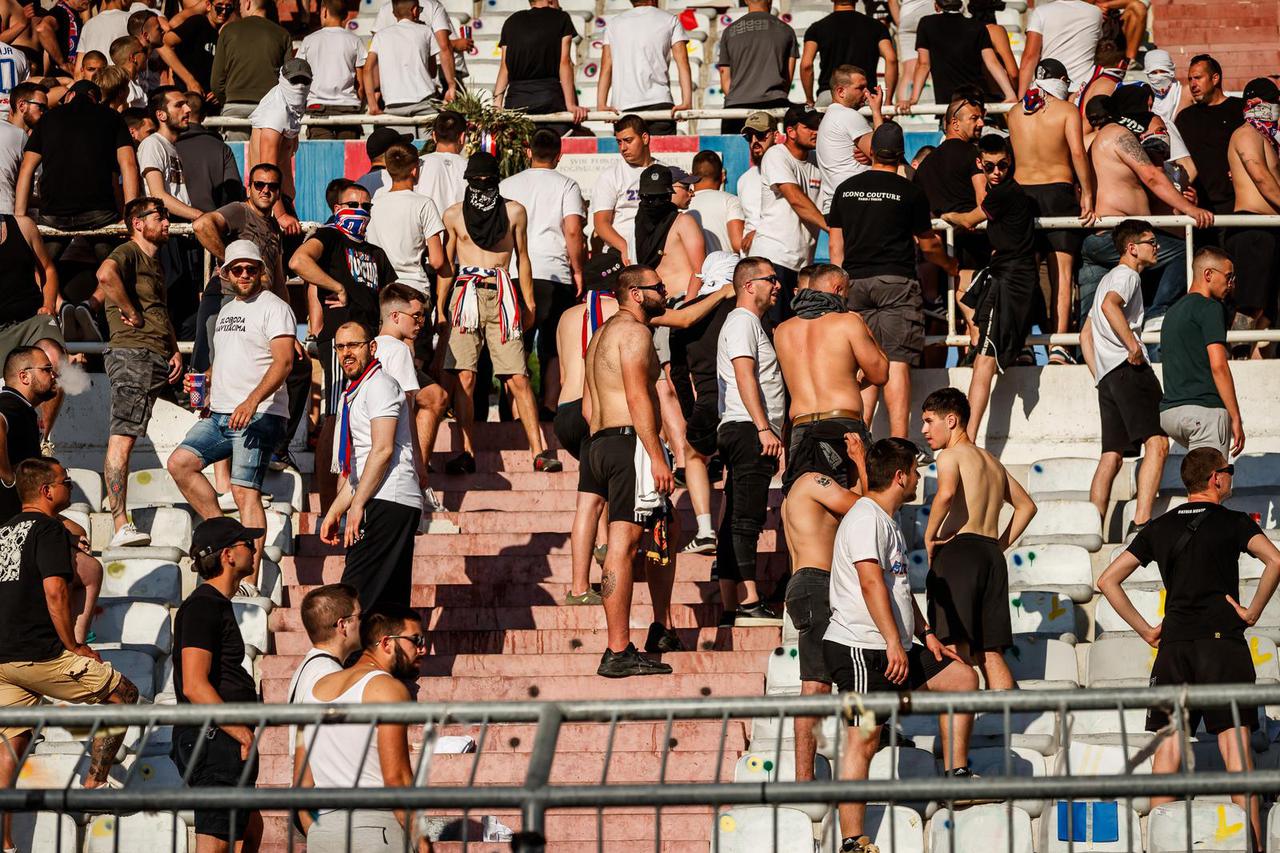 Split: Interventna policija ispratila "navijače" nakon utakmice Hajduk i Dinamo 