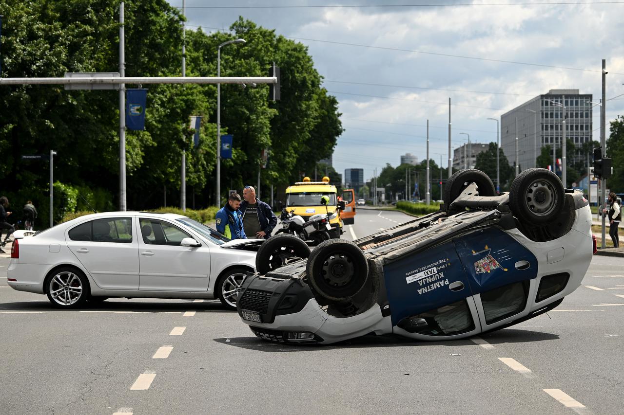 Zagreb: Prometna nesreća dva automobila, jedan  završio na krovu