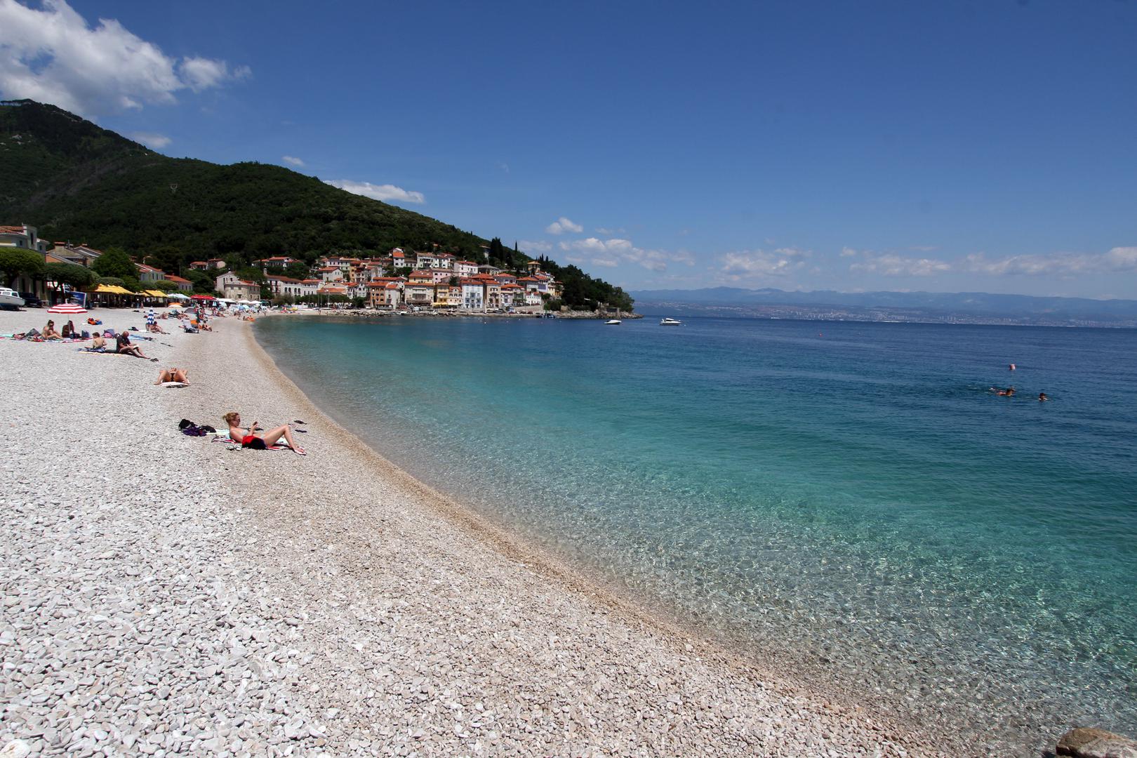 Sipar, Mošćenička Draga: Smještena u podnožju planine Učke, ovu plažu odlikuju čisto more, šljunak i hladovina. Ova plaža duga je dva kilometara, a nudi brojne dodatne sadržaje koji su privlačni obiteljima s djecom, poput pedalina, skutera i najma ležaljki.