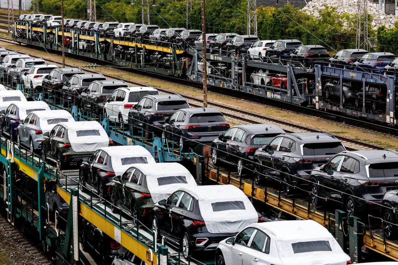 Many new VW and Audi cars on the car train