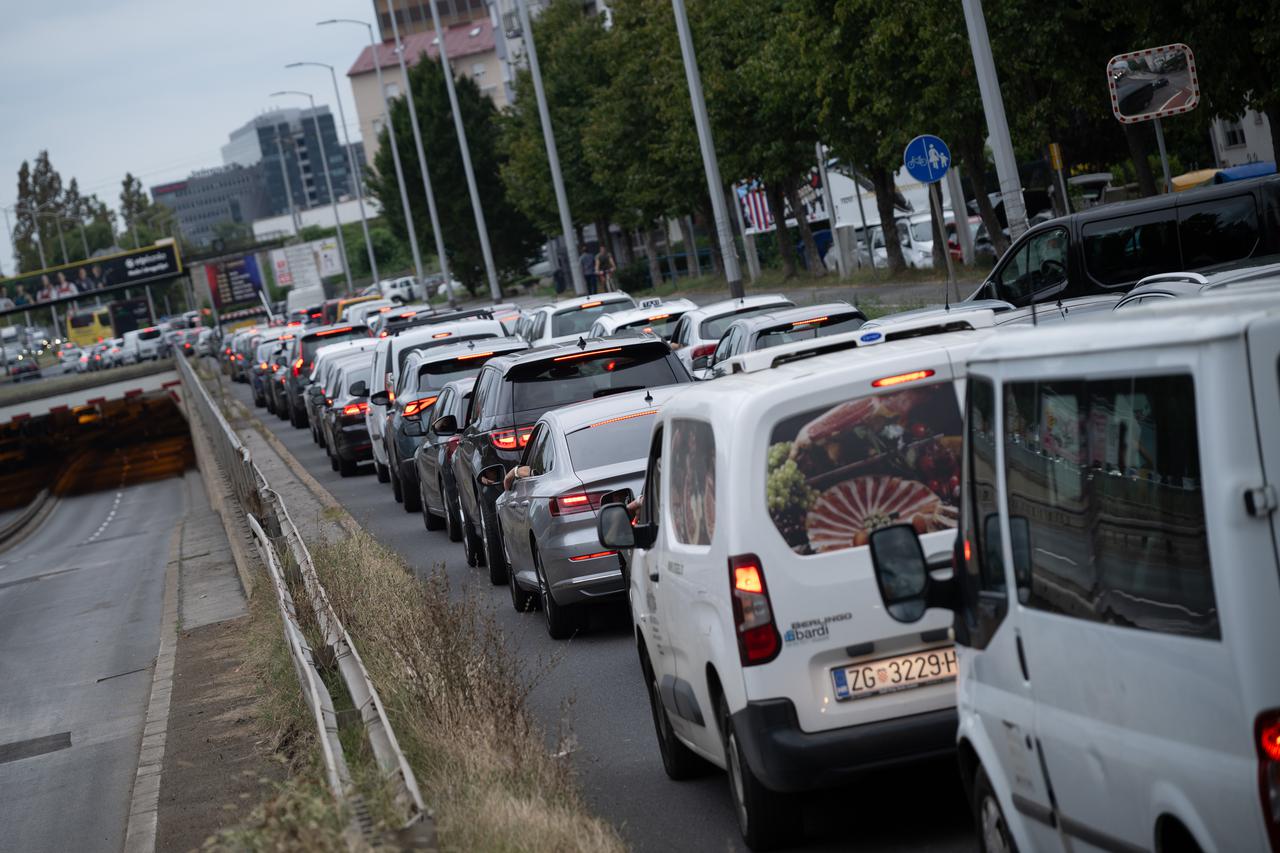 Zagreb: Prometna gužva na križanju Zagrebačke avenije i Savske ceste zbog radova na podvožnjaku