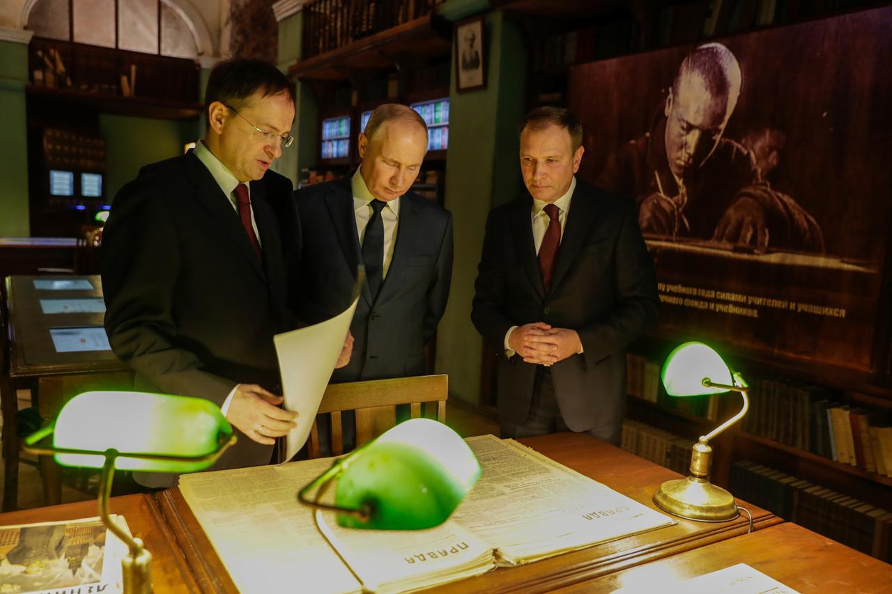 Putin visits WWII museum as Russia marks 77 years since Leningrad Siege was lifted